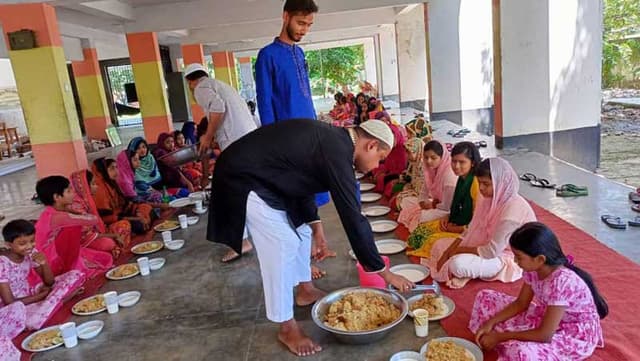 নওগাঁয় এতিমদের মাঝে খাবার বিতরণ