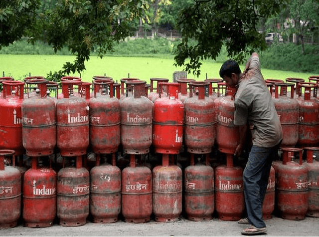 এলপিজি সিলিন্ডারের দাম কমবে ৩০০ টাকা