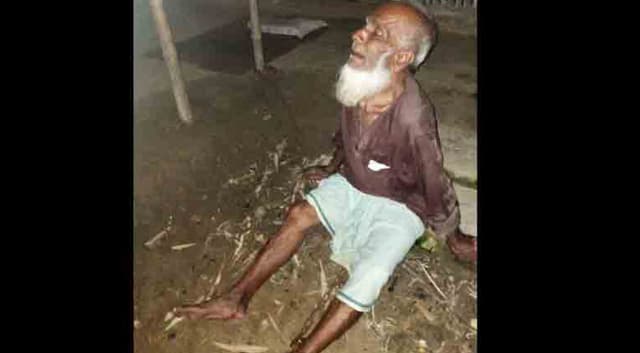 বৃদ্ধ বাবাকে শিকলে বেঁধে রাখলো ছেলে