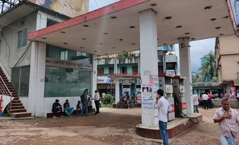 বরিশালে পাম্পে চাপ নেই যানবাহনের, কমেছে গণপরিবহণ