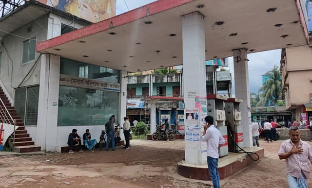 বরিশালে পাম্পে চাপ নেই যানবাহনের, কমেছে গণপরিবহণ