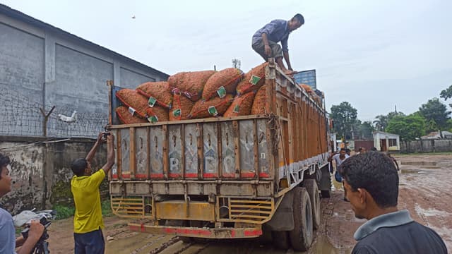 হিলি স্থলবন্দর দিয়ে কাঁচামরিচ আমদানি শুরু