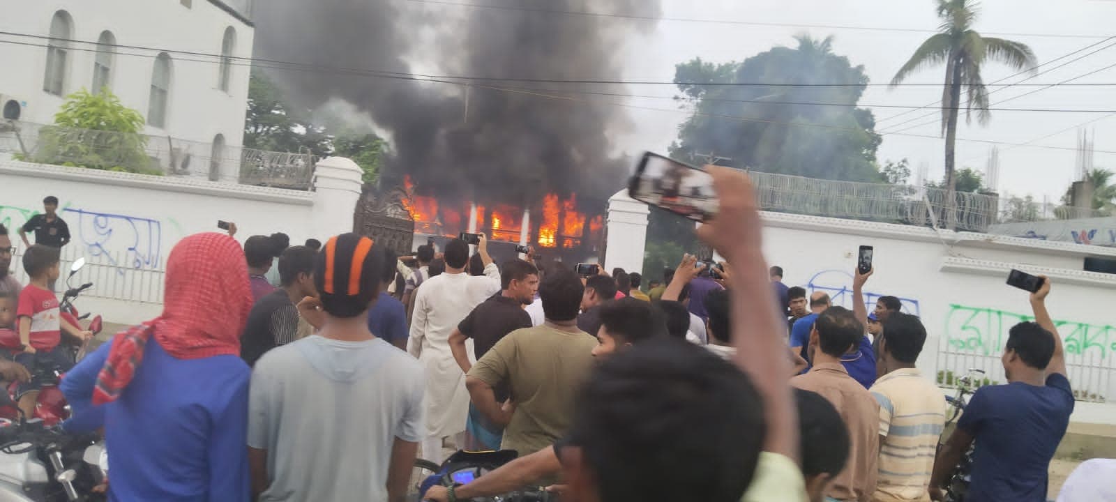 কুয়াকাটা-কলাপাড়ায় হামলা-ভাঙচুর, অগ্নিসংযোগ, লুটপাট অব্যাহত