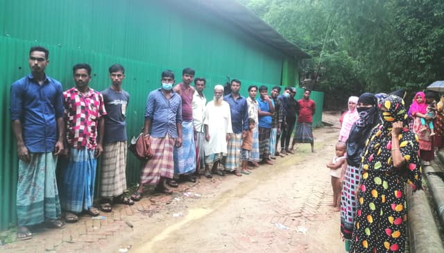 উখিয়া বিদ্যুৎ সংযোগের দাবীতে নারী-পুরুষের মানববন্ধন