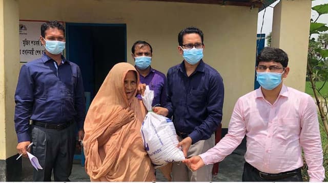 ধামইরহাট আশ্রয়ন কেন্দ্রে খাদ্য সামগ্রী ও গাছের চারা বিতরণ