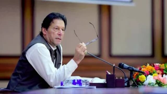 ইমরান খানের রাজনীতি কোন পথে !