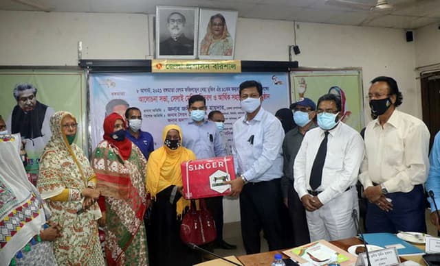 বরিশালে বঙ্গমাতা’র ৯১ তম জন্মদিন উপলক্ষে সেলাই মেশিন বিতরণ