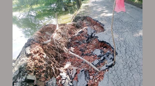 আশাশুনি-চাম্পাফুল সড়কে ভয়াবহ ভাঙন