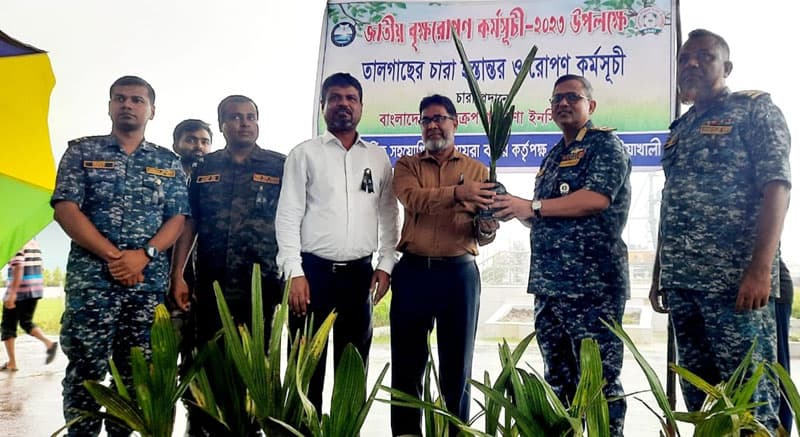 জাতীয় বৃক্ষ রোপণ কর্মসূচি উপলক্ষে কলাপাড়ায় তালগাছের চারা হস্তান্তর