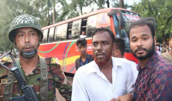 বরিশালে পরিবহন বাস থেকে গাঁজাসহ ২ জনকে আটক করল শিক্ষার্থীরা