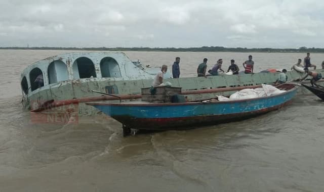 মেঘনা নদীতে চিনি বোঝাই ট্রলার ডুবি