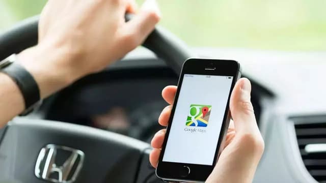 গুগল ম্যাপের দেখানো পথে যেয়ে খালে পড়লো গাড়ি