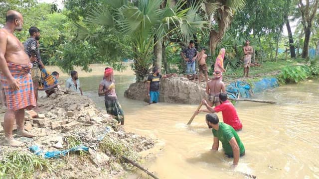 কলাপাড়ায় বৃস্টি কমলেও এখনো দুর্ভোগে মানুষ