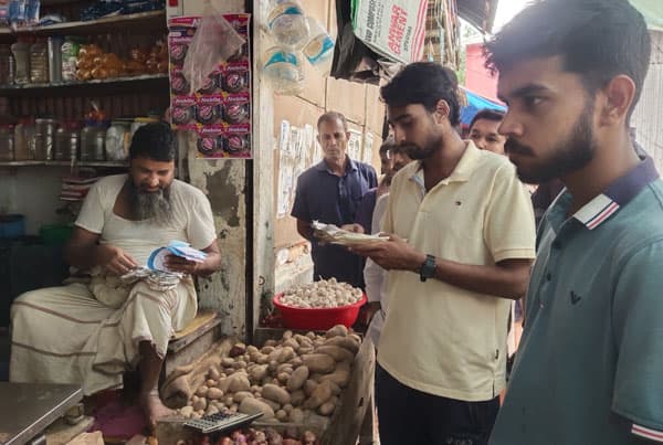কলাপাড়ায় বাজার মনিটরিংয়ে শিক্ষার্থীরা