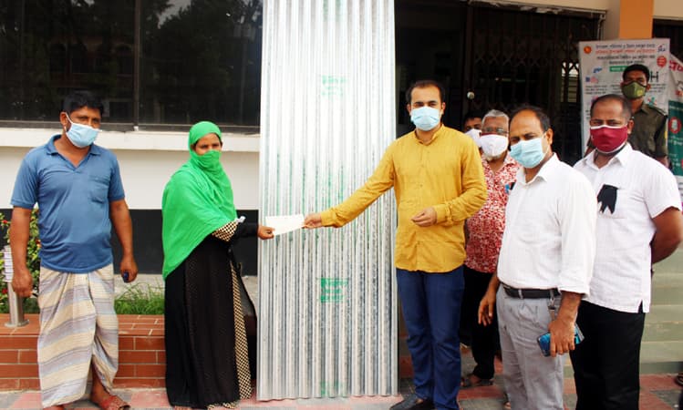 দেবীদ্বারে সেই আবুল হোসেনের পাশে উপজেলা প্রশাসন