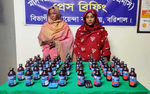 বরিশালে ৫০ বোতল ফেনসিডিলসহ আটক দুই নারী