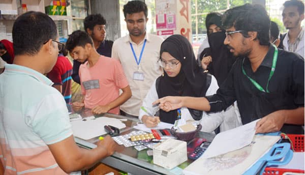 বরিশালে ওষুধ বিক্রির প্রতিষ্ঠানে তদারকি শিক্ষার্থীদের