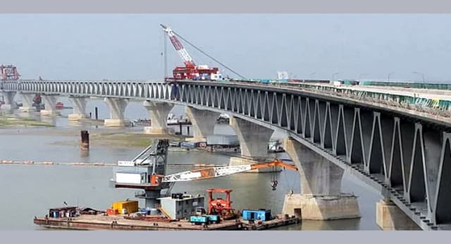 ঝুঁকি এড়াতে সরছে বাংলাবাজার ফেরিঘাট