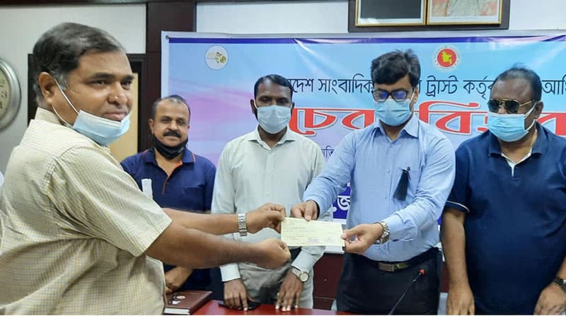 ঝিনাইদহে সাংবাদিকদের মাঝে চেক বিতরণ