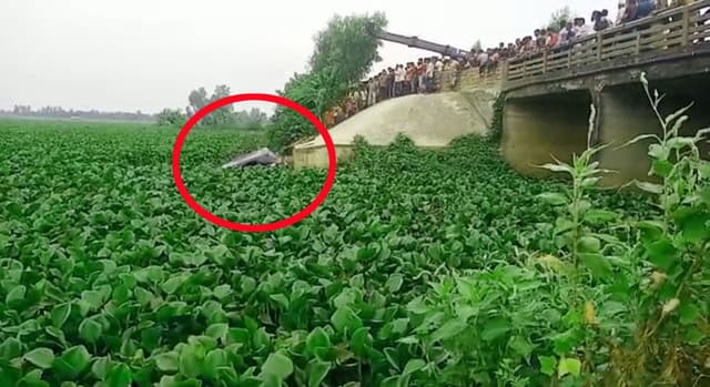 ট্রাক্টরকে সাইড দিতে গিয়ে মাইক্রোবাস খাদে, প্রাণ গেল স্বামী-স্ত্রীর