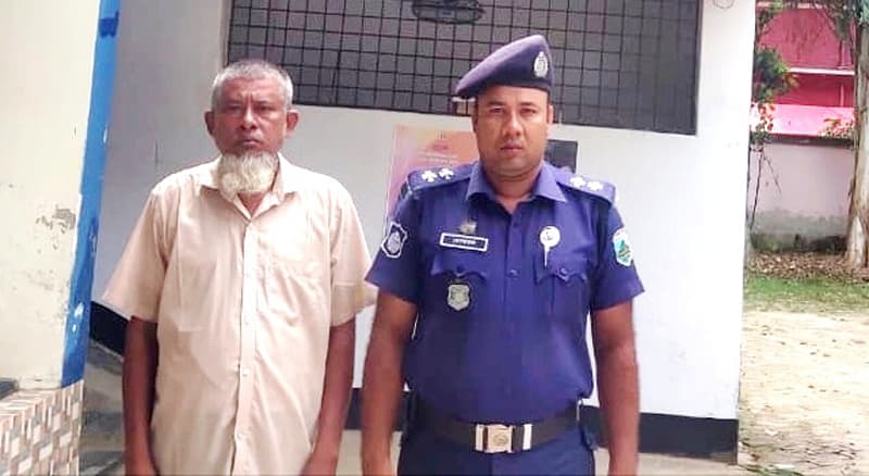 আত্রাইয়ে ফেনসিডিল ও চোলাইমদসহ বৃদ্ধ আটক