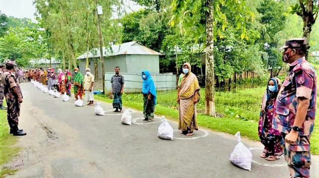 বঙ্গবন্ধুর শাহাদৎ বার্ষিকীতে বিজিবির ত্রাণ বিতরণ
