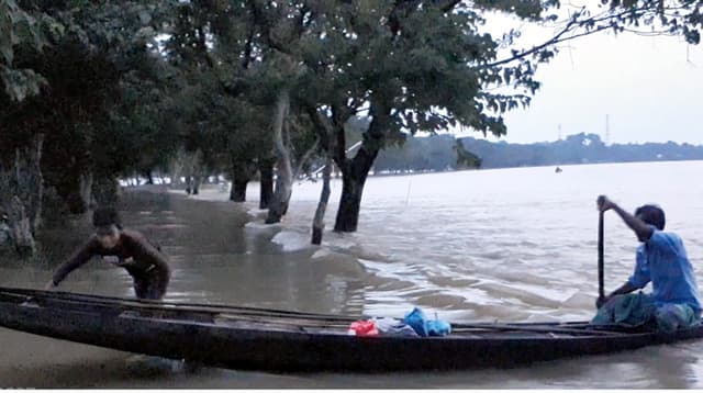 বন্যার আশঙ্কায় হাওর সীমান্তবাসী