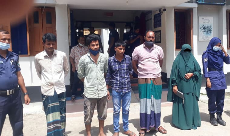সাতক্ষীরায় ভ্রাম্যমান পতিতা আর কথিত সাংবাদিকসহ গ্রেপ্তার ৪
