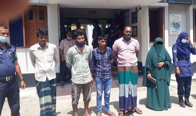 সাতক্ষীরায় ভ্রাম্যমান পতিতা আর কথিত সাংবাদিকসহ গ্রেপ্তার ৪