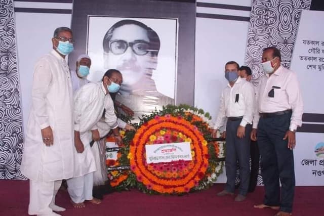 শোক দিবসে নওগাঁয় বঙ্গবন্ধুর প্রতিকৃতিতে শ্রদ্ধা নিবেদন।