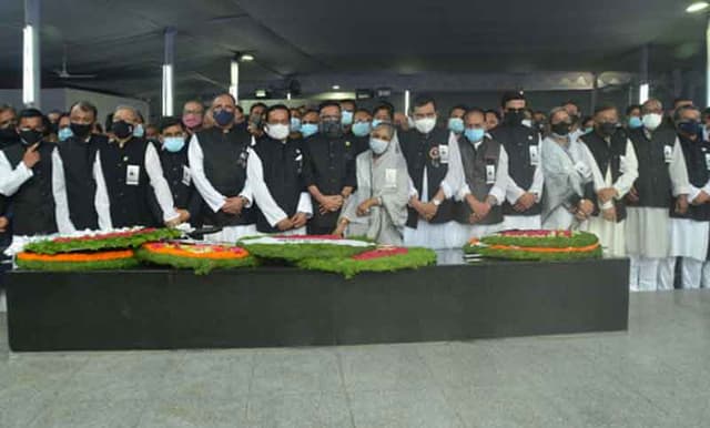 বঙ্গবন্ধুর শাহাদাতবার্ষিকীতে আওয়ামী লীগের শ্রদ্ধা