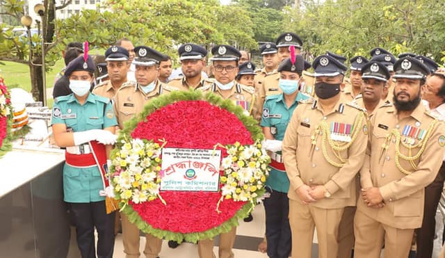 বঙ্গবন্ধুর প্রতিকৃতিতে বিএমপি কমিশনারের শ্রদ্ধা নিবেদন