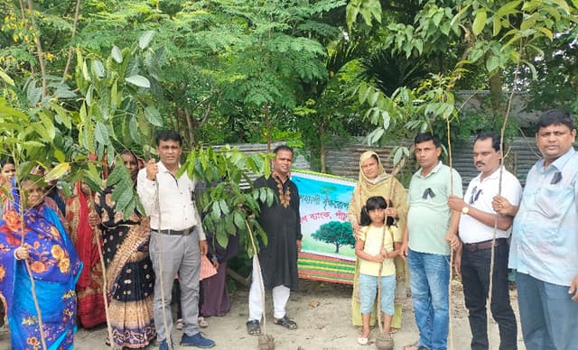 আত্রাইয়ে গ্রামীণ ব্যাংকের উদ্যোগে বৃক্ষ রোপণ ও চারা বিতরণ