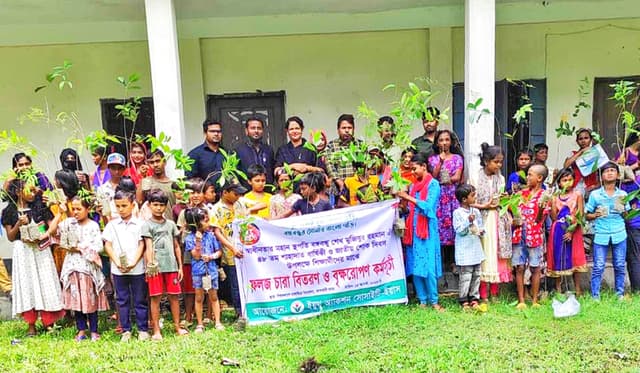 শোক দিবসে ইয়াসের উদ্যোগে শিক্ষার্থীদের মাঝে ফলজ চারা বিতরণ