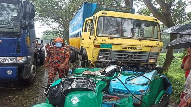 ট্রাকচাপায় সিএনজির ৬ যাত্রী নিহত
