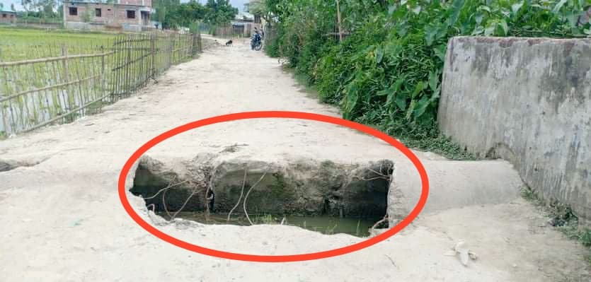 ঝুঁকিপূর্ণ কালভার্টের উপর দিয়ে দুই গ্রামের মানুষের চলাচল