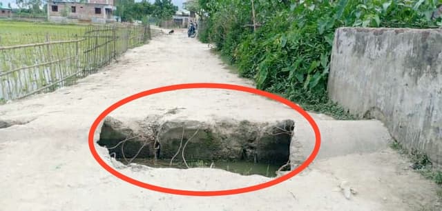 ঝুঁকিপূর্ণ কালভার্টের উপর দিয়ে দুই গ্রামের মানুষের চলাচল