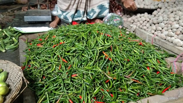 হিলি বন্দরে ঝাঁজ কমছে কাঁচা মরিচের