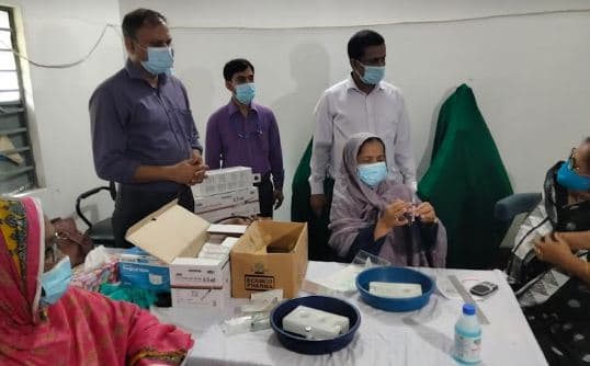 দৌলতদিয়া যৌনপল্লীর পিছিয়েপড়া বাসিন্দাদের গণটিকা প্রদান