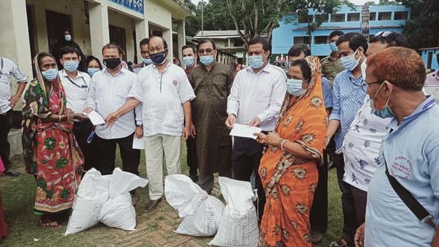 দৌলতদিয়ায় "বাংলা হেল্প"র উদ্যোগে খাদ্য সামগ্রী বিতরণ