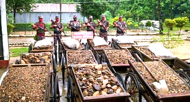 সুনামগঞ্জে বিপুল চোরাই মালামালসহ গ্রেফতার-২