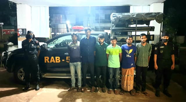 জয়পুরহাটে পর্ণ ভিডিও সরবরাহের দায়ে ৬ যুবক