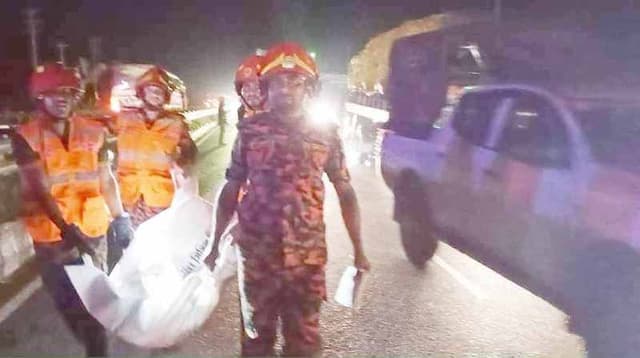 টাঙ্গাইলে নিয়ন্ত্রণ হারিয়ে সামনের গাড়িকে ধাক্কা, ট্রাকের হেলপার নিহত