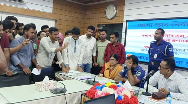ছাত্রদের আন্দোলনের মুখে পালিয়ে গেলেন ঝিনাইদহ জেলা প্রশাসক!