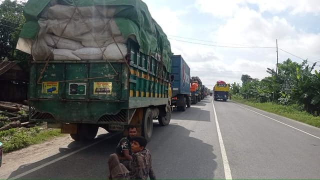 নদী পারের অপেক্ষায় শতশত যানবাহন, ভোগান্তি