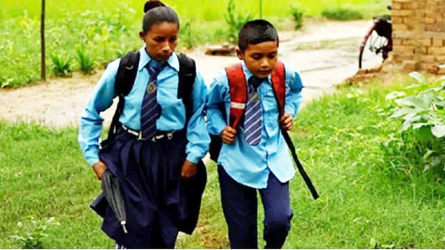 একই স্কুলে পড়ছেন মা-ছেলে