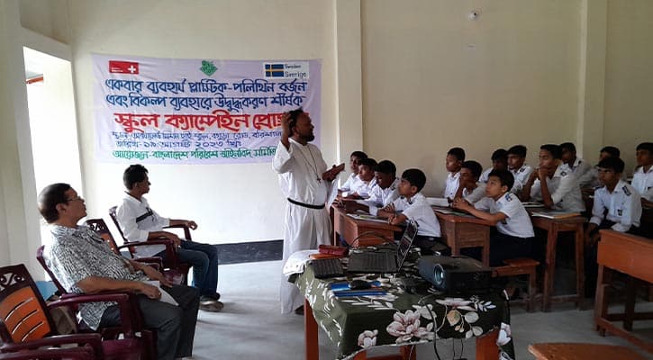 পলিথিনের যথেচ্ছ ব্যবহার পরিবেশকে বিষাক্ত করে তুলছে