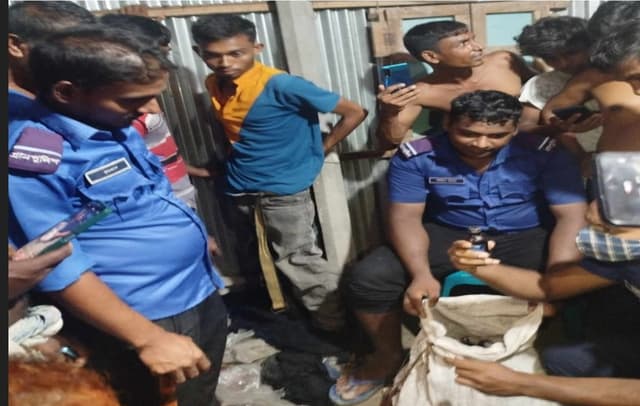 ভূরুঙ্গামারীতে শিক্ষার্থীরা ফেন্সিডিল সহ একজনকে আটক করে পুলিশে দিয়েছে