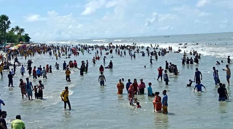 বৈরী আবহাওয়ার মাঝেও কুয়াকাটা সৈকতে পর্যটকদের ভীড়