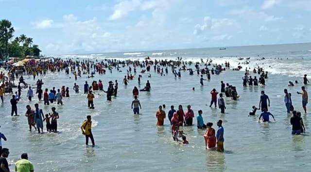 বৈরী আবহাওয়ার মাঝেও কুয়াকাটা সৈকতে পর্যটকদের ভীড়